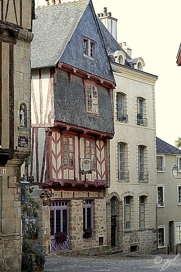 T2 Parking A Reserver Wi-Fi 10' A Pied Du Port Vannes Buitenkant foto